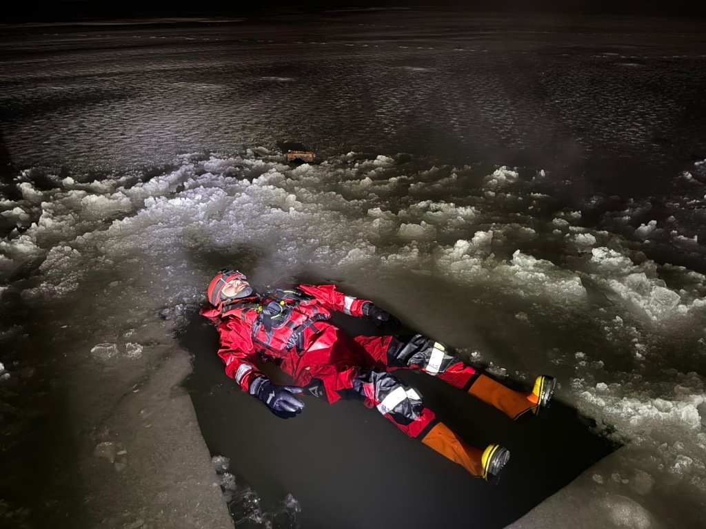 Nácvik záchrany osob z ledu_23