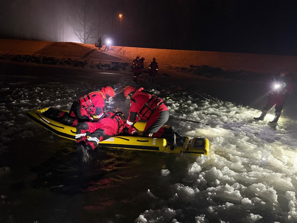Nácvik záchrany osob z ledu_44